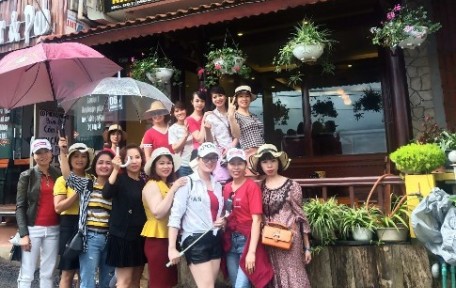 Bà Trùm khách sạn Khai Tâm View Hotel Sapa Lào Cai phân phối tiêu viêm nữ, tố nữ và 12hmen Hoàng Sơn